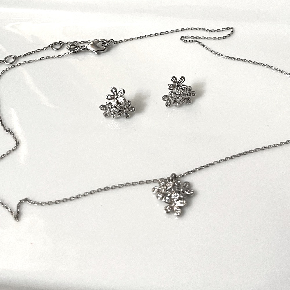 🛍️Like New Kate Spade Silver Floral Necklace and Earring Set